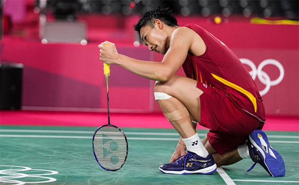 Tay vợt cầu lông nam số 1 thế giới Kento Momota đã dừng bước ngay từ vòng bảng