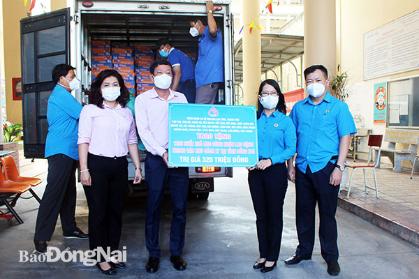 Liên đoàn Lao động tỉnh tiếp nhận tiền hỗ trợ từ Ngân hàng chính sách xã hội- chi nhánh tỉnh Đồng Nai