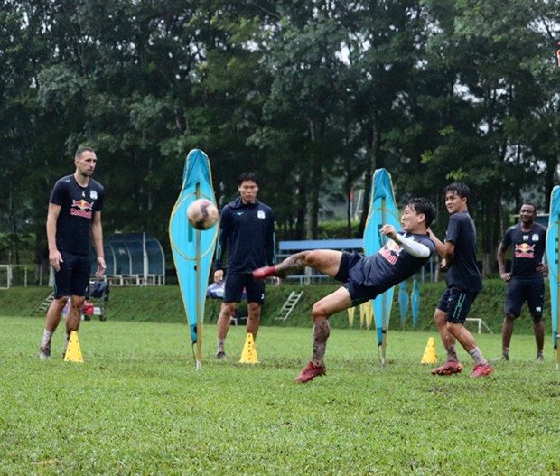 Hoang Anh Gia Lai players train while waiting for the return of the national football tournaments. The leagues are planned to restart in November. (Photo of Hoang Anh Gia Lai FC)