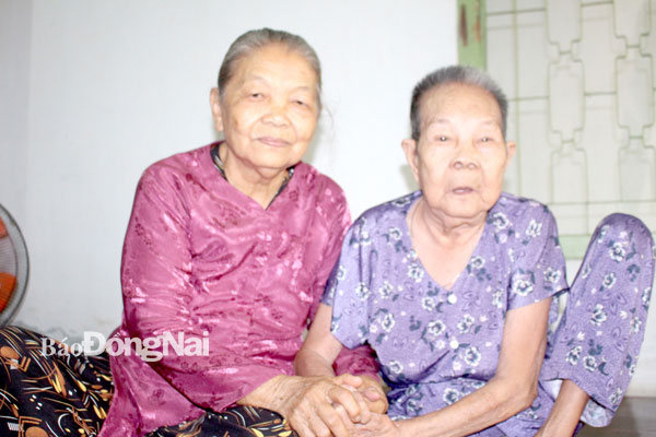 Mẹ Việt Nam anh hùng Nguyễn Thị Cảnh (ngụ xã Long Tân, H.Nhơn Trạch, bìa phải) được các cấp chính quyền, đoàn thể và con cháu quan tâm chăm sóc. Ảnh: Đoàn Phú