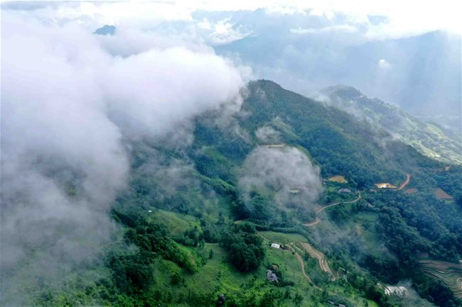 Mountains are half hidden in white clouds in Cao Bang’s Hoa An Commune