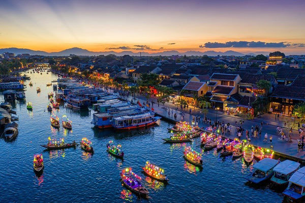 Thuyen hoa (Boats of flowers) by Tran Minh Luong wins the first prize. The photo features the beauty of Hoi An ancient city at night with shimmering lights. The ancient city of Hoi An – a UNESCO-recognised world heritage site, located in central Quang Nam Province. It is a charming city with ancient roots, distinct architecture, a contagious energy, and arguably one of the best street food scenes on the planet. According to Travel + Leisure, Hoi An is home to friendly people who are eager to share the best their city has to offer. It is also a perfect place to combine culture with relaxation. (Photo: VietnamPlus)