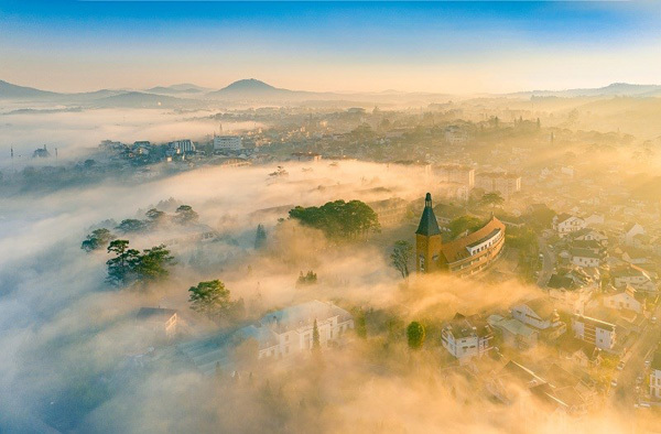 The second prize - Suong som (Early mist) by Le Nguyen Huy. The photo was taken from above in Da Lat, describing the view of the landscape surrounding the Pedagogical College of Da Lat, a must-see for tourists visiting the beautiful capital city of the Central Highlands province of Lam Dong.Located at No. 29 Yersin street, Da Lat City, the college is the only construction work of Vietnam recognized by the Union of International Architects (UIA) as one of 1,000 unique buildings of the world built in the 20th century. Built in the heart of Da Lat using a combination of western and oriental architecture styles, the Pedagogical College of Da Lat has become a popular tourist attraction due to its quaint and charming ambiance.