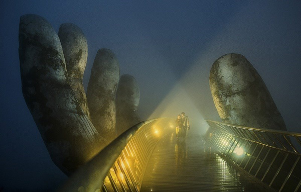 Cau Vang trong suong (Golden Bridge in the Mist) by Nguyen Quang also secures second prize.  The Golden Bridge in the central coastal city of Da Nang has been ranked amongst the 28 most stunning bridges around the world by Insider, a leading US newswire. The walkway is 150 metres long and comprises of eight spans, each of which is lined with purple chrysanthemums. The bridge serves as a transit between a replica of a French village and Le Jardin D’Amour flower garden in Ba Na Hills resort. From the bridge, visitors have a panoramic view of the green mountains of Nui Chua. The bridge has also been featured in many foreign media outlets such as The Times, CNN and The Guardian.