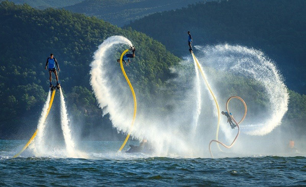 The work Vu cong tren bien (Dancers at sea) by Nguyen Tien Trinh wins third prize. The photographer captures the moments of flyboard players on Hon Tam Island in Nha Trang Bay, the south central province of Khanh Hoa. Tourists who love extreme sea sports now have a new destination to enjoy their hobby after an entertainment and sea sports complex opened on the island. The new service in the complex is Flyboard, a board connected by a long hose to a watercraft. With water forced down under pressure from the board, people can be lifted 9 – 10 metres in the air. 