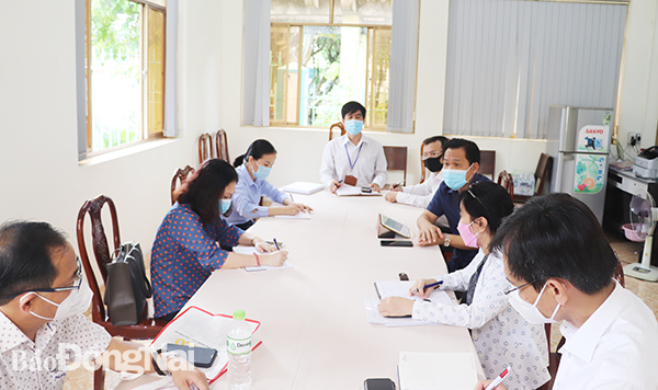 Phó Giám  đốc Sở Công thương Lê Văn Lộc trao đổi về việc mở các điểm bán hàng bình ổn giá.