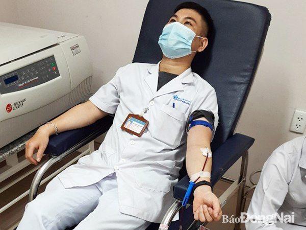 Dược sĩ Phạm Đoàn Minh Hiếu trong một lần hiến máu tình nguyện. Ảnh: H.Lê