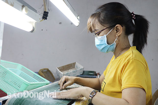 Sản xuất phụ liệu cho hàng dệt may tại một công ty ở H. Vĩnh Cửu. Ảnh minh họa: K.Minh