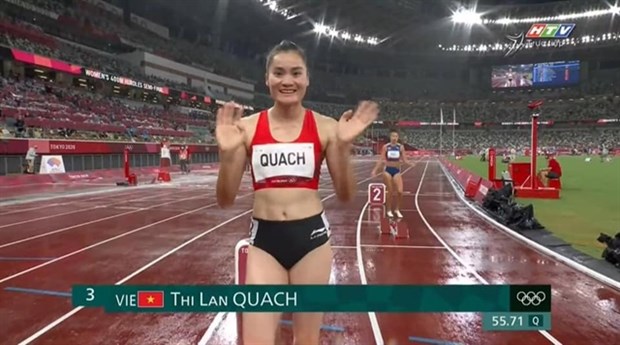 Quach Thi Lan, the last Vietnamese athlete to finish competing in Tokyo, has ended her journey after finishing 6th among eight runners in the 400m hurdles semi-final 1. (Photo: TV Screenshot)