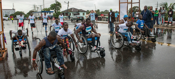 Vận động viên khuyết tật người Liberia tham gia một cuộc thi marathon mini ở trung tâm TP.Monrovia, Liberia