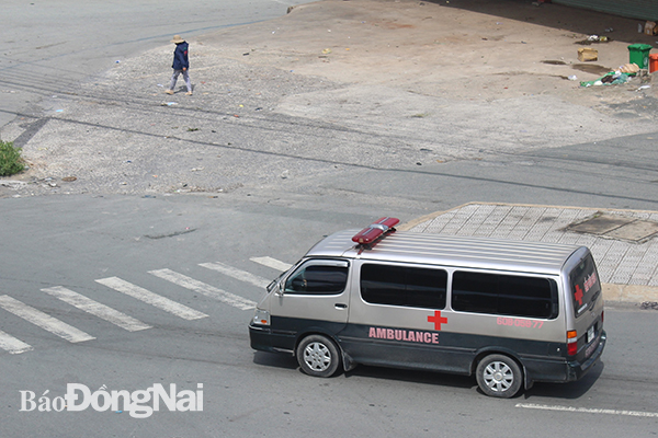 Xe cứu thương lưu thông trên đường phố TP.Biên Hòa.