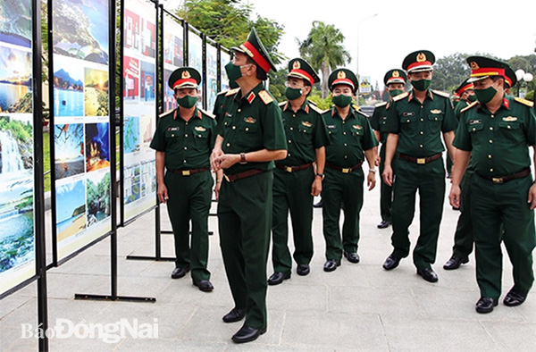 Trung tướng Ngô Minh Tiến tham quan triển lãm trưng bày về Côn Đảo đang thực hiện tại khuôn viên nhà trường