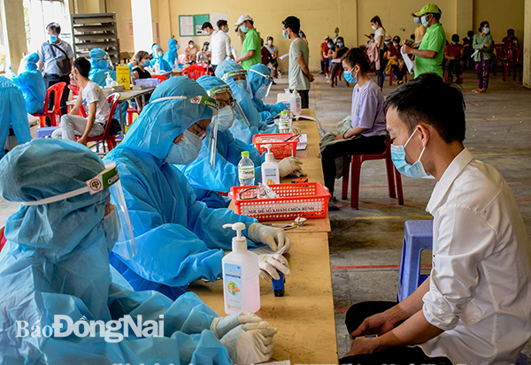  Đội tiêm chủng lưu động Bệnh viện đại học Y dược Shing Mark tiêm vaccine phòng Covid-19 cho người lao động trong doanh nghiệp trên địa bàn H.Trảng Bom (ảnh: BV).