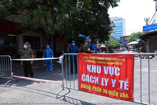 A locked down area in Thanh Xuan district of Hanoi, with local law enforcement and health authorities present at the gateways to monitor all entry and exits. (Photo: VNA)