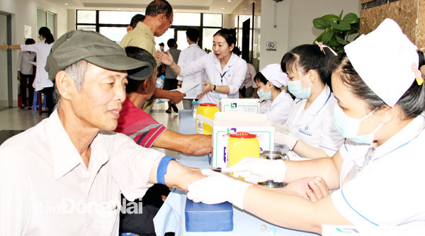 Nạn nhân chất độc da cam/dioxin trên địa bàn tỉnh được khám sàng lọc bệnh và tư vấn phương pháp điều trị. Ảnh: Văn Truyên