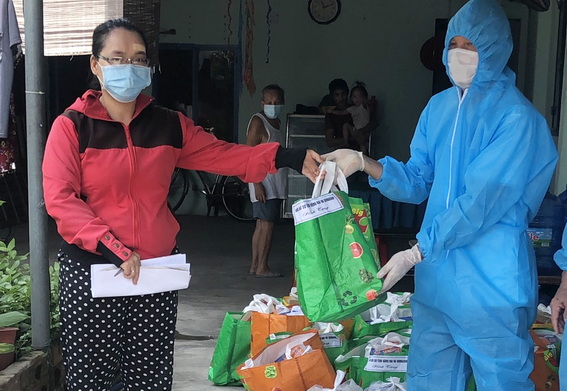 Tiếp tục tặng quà hỗ trợ người dân khó khăn trong mùa dịch