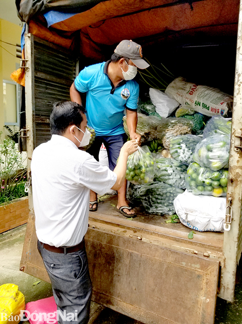 Các cán bộ, đoàn viên thuộc Liên đoàn Lao động H.Cẩm Mỹ vận động nhu yếu phẩm hỗ trợ người dân khu vực phong tỏa