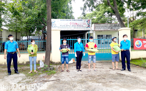 Cán bộ Công đoàn Liên đoàn Lao động H.Trảng Bom trao hỗ trợ khẩn cấp cho công nhân gặp khó khăn