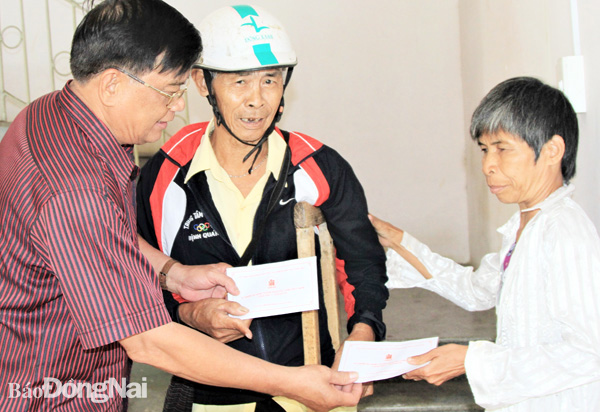 Ông Nguyễn Văn Thanh (67 tuổi, ngụ H.Định Quán, giữa) và em gái của mình là hai trong số 3 nạn nhân chất độc da cam/dioxin trong một gia đình được Hội Nạn nhân chất độc da cam/dioxin tỉnh và H.Định Quán trao tặng quà      (Ảnh chụp trước tháng 4-2021)