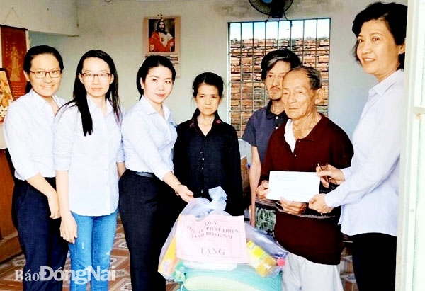 Gia đình ông Nguyễn Quang Lịch (ngụ xã Bắc Sơn, H.Trảng Bom) có đến 3 người con là nạn nhân chất độc da cam/dioxin được nhận quà do Hội Nạn nhân chất độc da cam/dioxin tỉnh vận động trao tặng (Ảnh chụp trước tháng 4-2021)