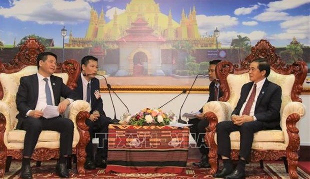 Vietnamese Minister of Industry and Trade Nguyen Hong Dien (left) and his Lao counterpart Khampheng Xaysompheng meet in Vientiane on August 9. 