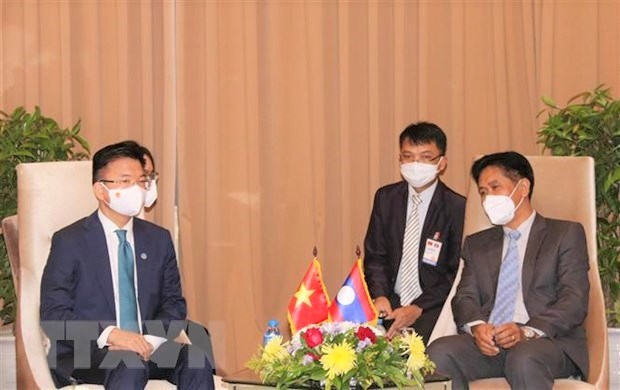 Vietnamese Minister of Justice Le Thanh Long (left) meets with his Lao counterpart Phaivy Siboualipha. 