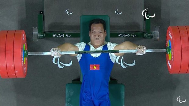 Le Van Cong is holding the weightlifting record in the men's 49kg weightlifting category at the Paralympics. (Photo: VTV)