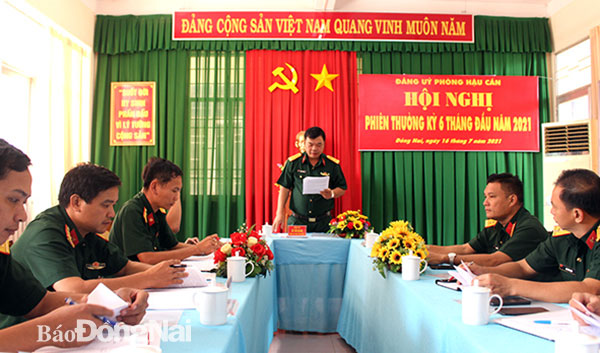Thượng tá Đỗ Trần Quang triển khai nhiệm vụ công tác hậu cần 6 tháng cuối năm 2021. Ảnh: Nguyệt Hà