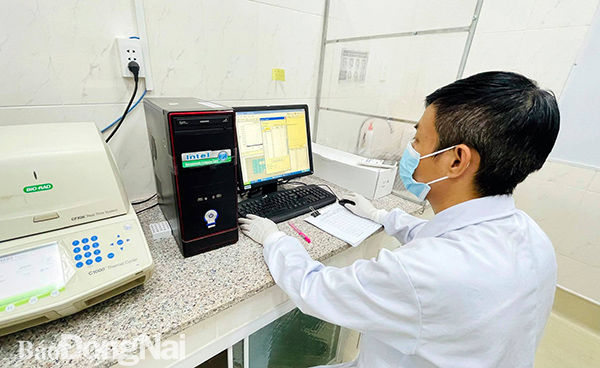 Xét nghiệm khẳng định SARS-CoV-2 tại Trung tâm Kiểm soát bệnh tật tỉnh.