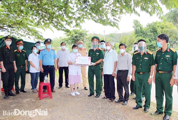 Bí thư Huyện ủy Tân Phú Nguyễn Trung Thành (thứ tư từ phải qua) thăm hỏi, động viên lực lượng trực chốt phòng dịch tại xã Phú Bình, điểm chốt giáp ranh với tỉnh Bình Thuận. Ảnh: Xuân Cường