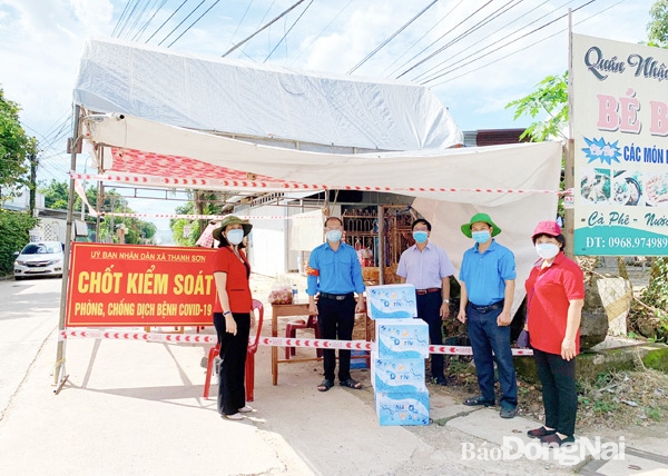 Trưởng ban Dân vận Huyện ủy, Chủ tịch Ủy ban MTTQ Việt Nam H.Tân Phú Phạm Thị Lý (bìa trái) thăm và tặng quà tại các chốt kiểm soát dịch trên địa bàn huyện. Ảnh: Ngọc Diệu