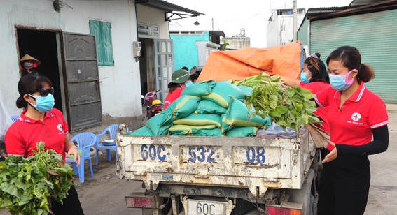 Đoàn công tác nhân đạo đang chuyển thực phẩm đến khu nhà trọ để hỗ trợ cho bà con