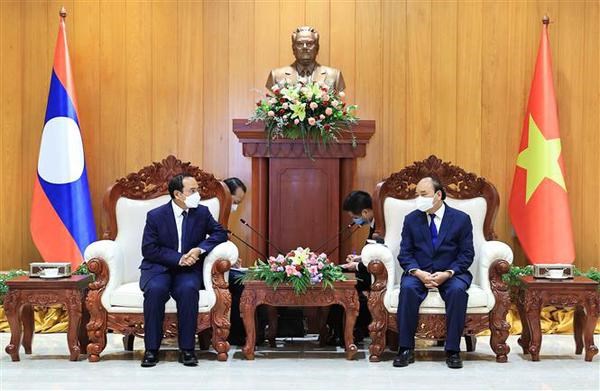 President Nguyen Xuan Phuc (R) meets with Lao Vice President Bounthong Chithmany 