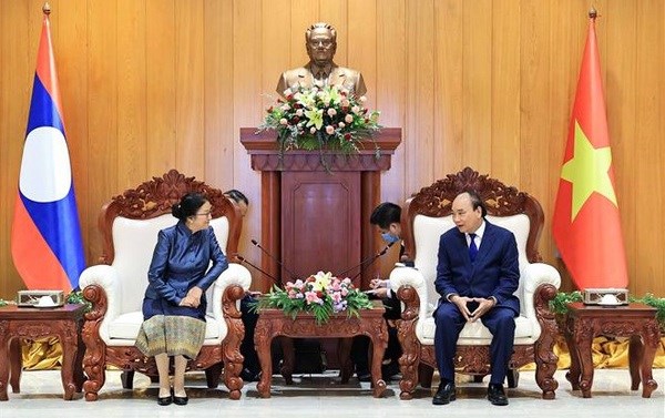 President Nguyen Xuan Phuc (R) meets with Lao Vice President Pany Yathotu.