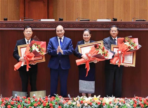 President Phuc presented first- and second-class Labour Orders to a number of incumbent and former leaders of the Lao NA who made outstanding contributions to the direction of the building’s construction.