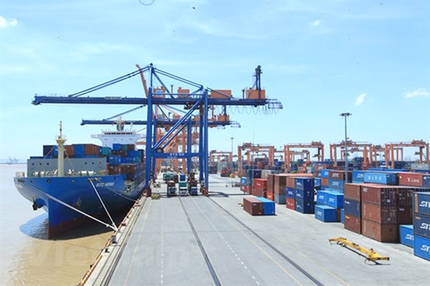 Containers with goods at a port. The Ministry of Industry and Trade has called on marine transport and logistics businesses to cut fees for container storage and warehousing for companies that have reduced operations due to the COVID-19 pandemic. (Photo: VNA)