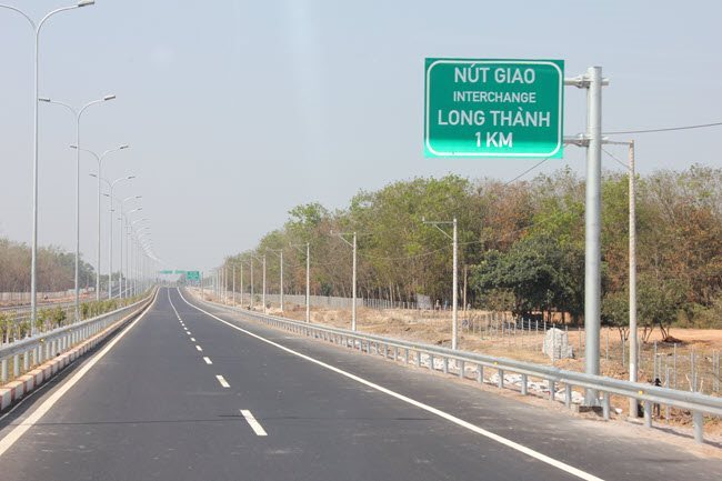 A section of an expressway in the southern region. The Ministry of Transport has asked several southern provinces to be well-prepared to invest in the Ring Road 3, the HCMC-Chon Thanh Expressway and the HCMC-Moc Bai Expressway projects – PHOTO: LE ANH