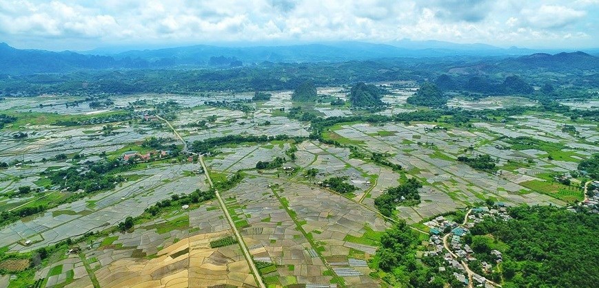 The road to Chien hamlet is dangerous but majestic with one side leaning against a cliff and the other embracing the winding fields. 