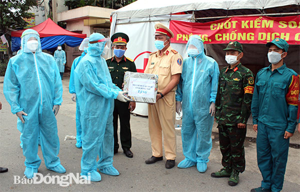 Lãnh đạo Bộ Chỉ huy quân sự tỉnh thăm, tặng quà lực lượng làm nhiệm vụ tại chốt kiểm soát phòng, chống dịch số 2, TP.Biên Hòa. Ảnh: Hữu Thủy