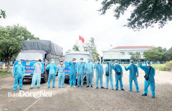 Đội tình nguyện viên tham gia tổ hỗ trợ công nhân tại xã Bắc Sơn, H.Trảng Bom. Ảnh: N.Hòa