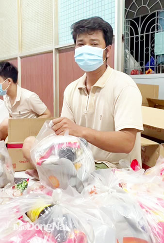 Công nhân Trần Minh Hùng, làm việc tại Công ty TNHH Công nghiệp Master (H.Trảng Bom) soạn hàng trao cho công nhân. Ảnh: N.Hòa