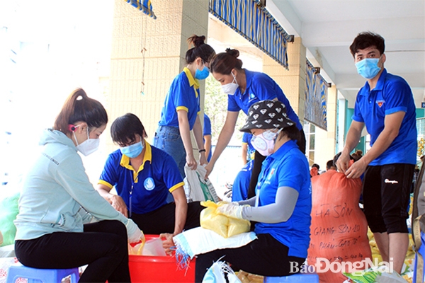 Đoàn viên thanh niên tình nguyện tham gia hỗ trợ công tác phòng, chống dịch. Đây là môi trường để đoàn viên thanh niên rèn luyện, phấn đấu và trưởng thành. Ảnh: Nga Sơn