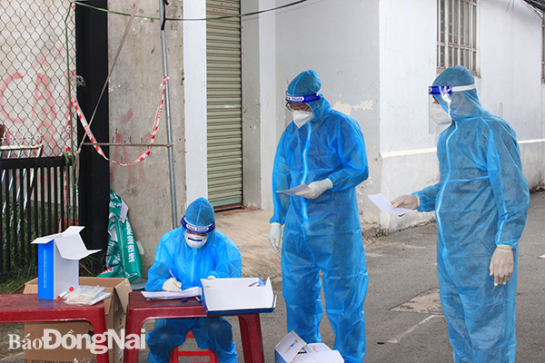 Nhân viên y tế Trung tâm Y tế TP.Biên Hòa làm nhiệm vụ lấy mẫu xét nghiệm cho người dân trên địa bàn P.Tân Phong, TP.Biên Hòa