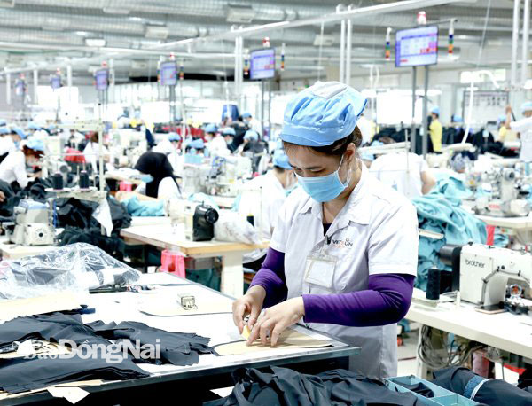 Công nhân Công ty TNHH Đầu tư quốc tế Việt Đức (H.Xuân Lộc) duy trì mô hình sản xuất “3 tại chỗ” gần 2 tháng qua, không để đứt gãy chuỗi cung ứng hàng hóa cho khách hàng. Ảnh: Công Nghĩa