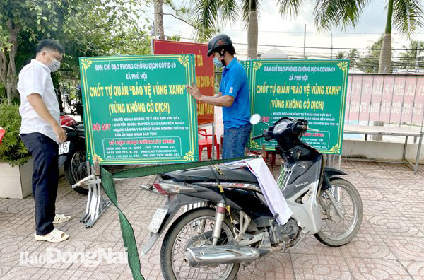 Xã Phú Hội (H.Nhơn Trạch) đã chuẩn bị hơn 50 biển báo vùng xanh không có dịch để chuyển xuống các ấp. Ảnh: Công Nghĩa