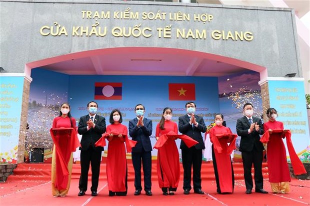 Leaders of the south-central province of Quang Nam and the neighbouring Lao province of Sekong cut ribbons to launch the pair of Nam Giang – Dakta Ok international border gates. 