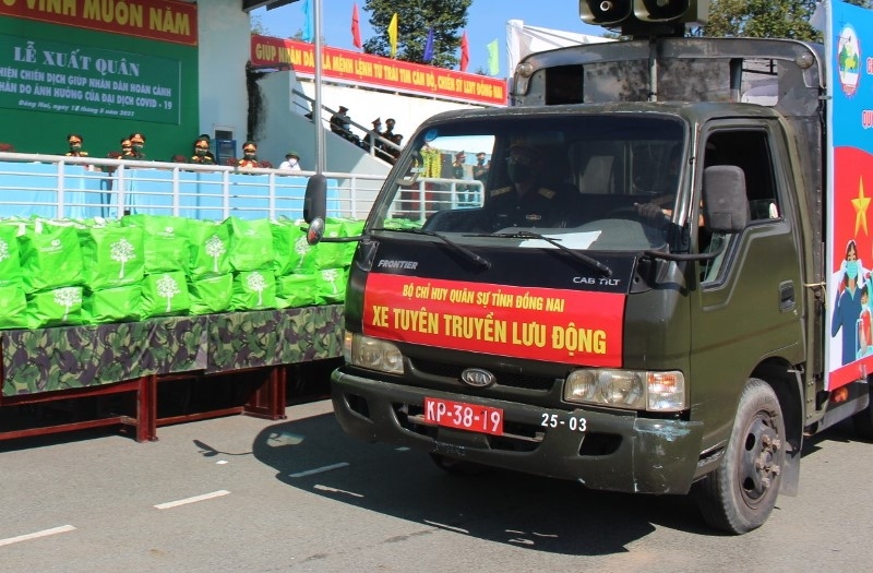 Over 400 officers and soldiers from the Military High Command of the southern province of Dong Nai joined an anti-epidemic campaign on August 18.