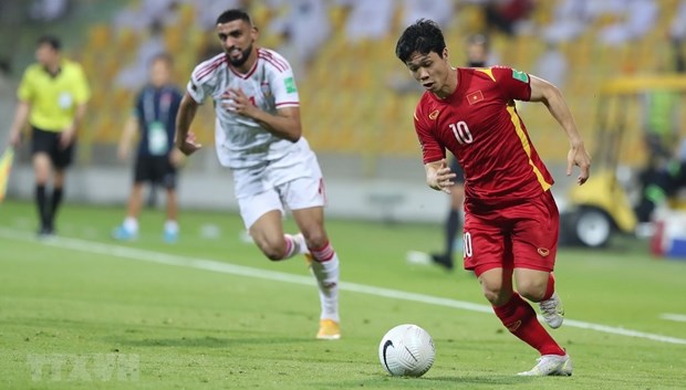 Vietnamese player Nguyen Cong Phuong (in red) dribbles the ball (Photo: VNA)