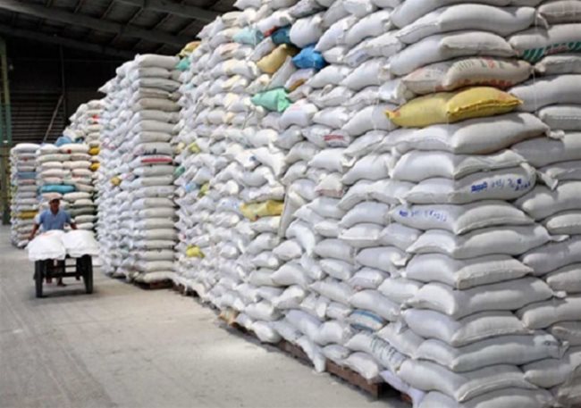 Rice is stored at a warehouse. The Ministry of Labor, Invalids and Social Affairs has written to the prime minister proposing the Government consider allocating over 130,000 tons of rice to more than 8.6 million people - PHOTO: VGP