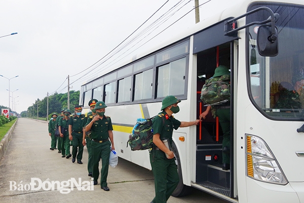 Cán bộ chiến sĩ lữ đoàn lên xe về Bệnh viện đa khoa Long Thành phục vụ điều trị bệnh nhân F0